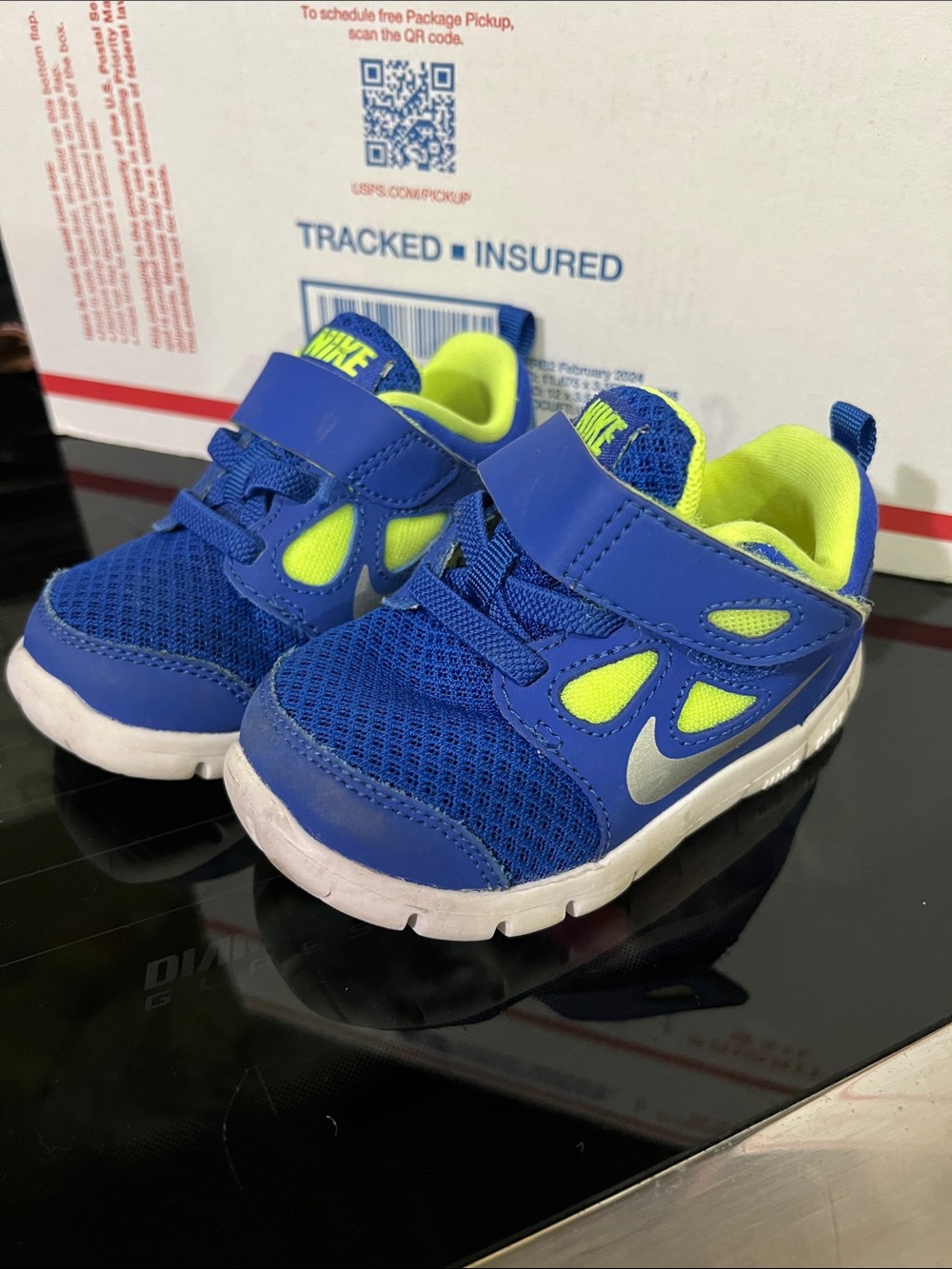 Nike Kids Royal Blue and Neon Green Hook-and-Loop Sneakers
